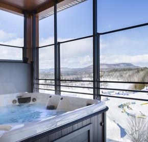 Spa avec vue sur le Village Valcartier